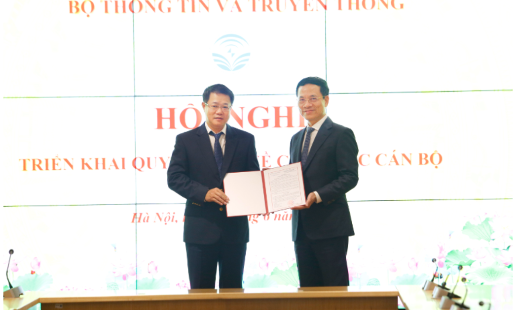 Bộ trưởng Nguyễn Mạnh Hùng trao quyết định điều động và bổ nhiệm cho ông Nguyễn Trường Giang - Ảnh: MIC.