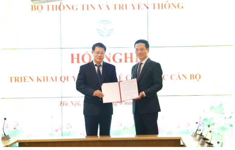 Bộ trưởng Nguyễn Mạnh Hùng trao quyết định điều động và bổ nhiệm cho ông Nguyễn Trường Giang - Ảnh: MIC.