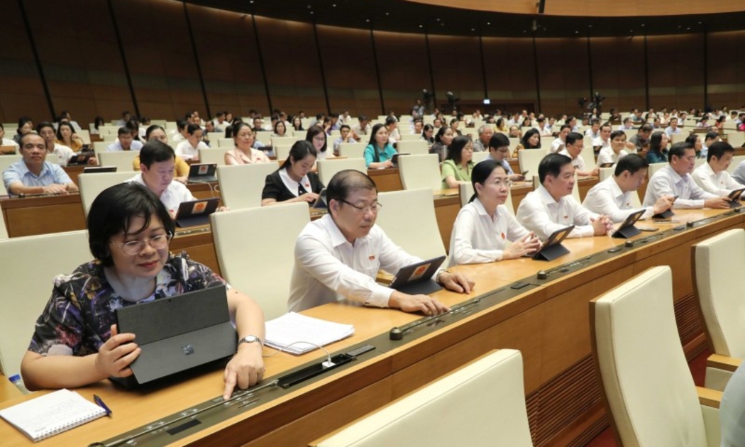 Các đại biểu Quốc hội bấm nút thông qua Nghị quyết chương trình giám sát của Quốc hội năm 2024.