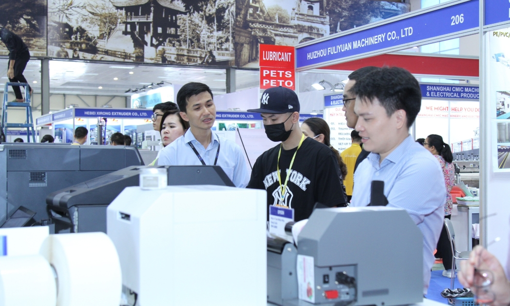 Đông đảo doanh nghiệp ngành in tham gia triển lãm.
