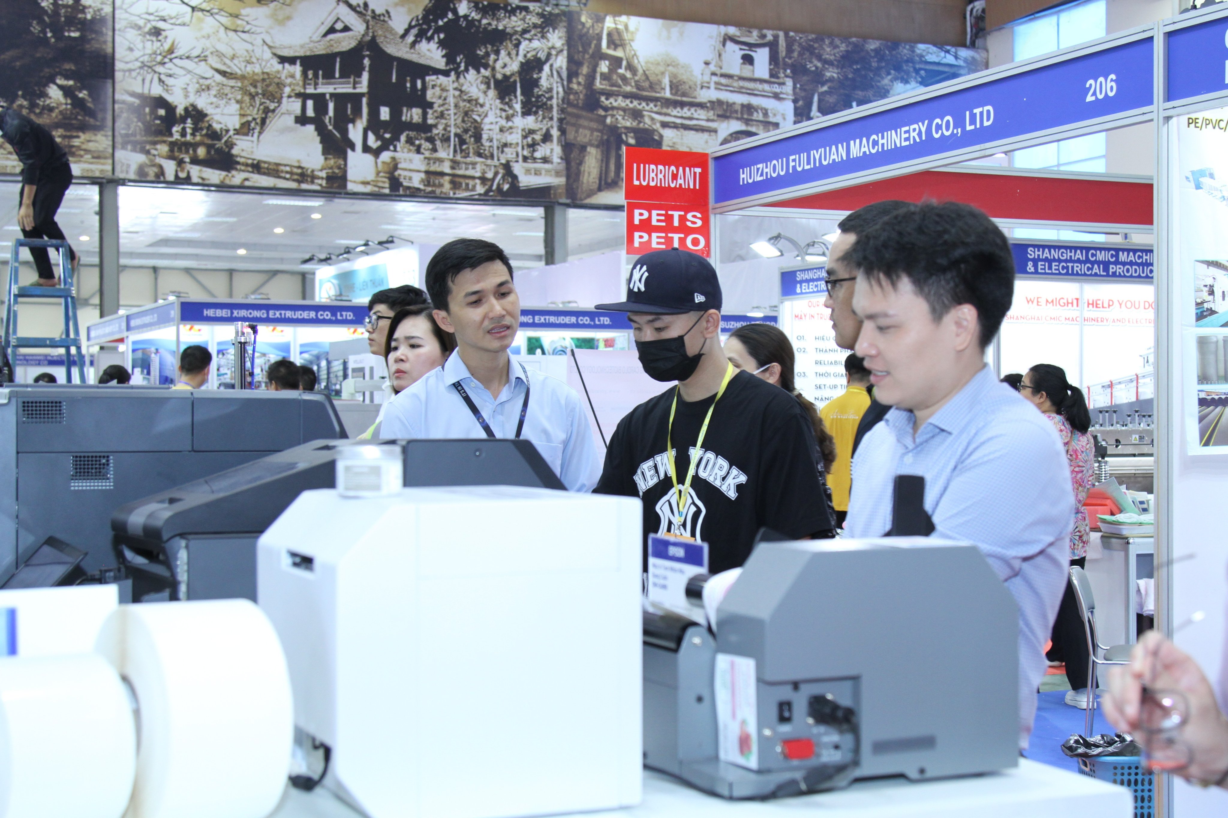 Đông đảo doanh nghiệp ngành in tham gia triển lãm.