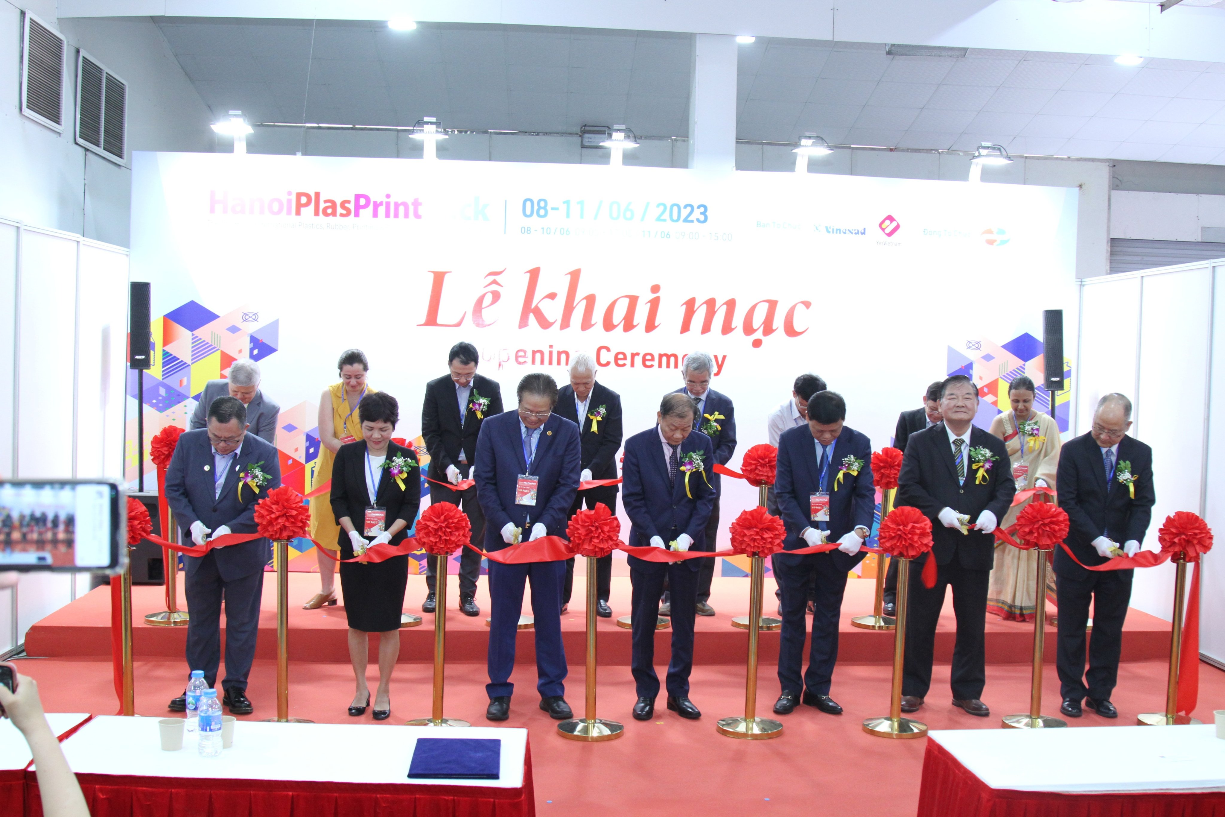 Các đại diện bộ ngành, đơn vị tổ chức cắt băng khai mạc. 