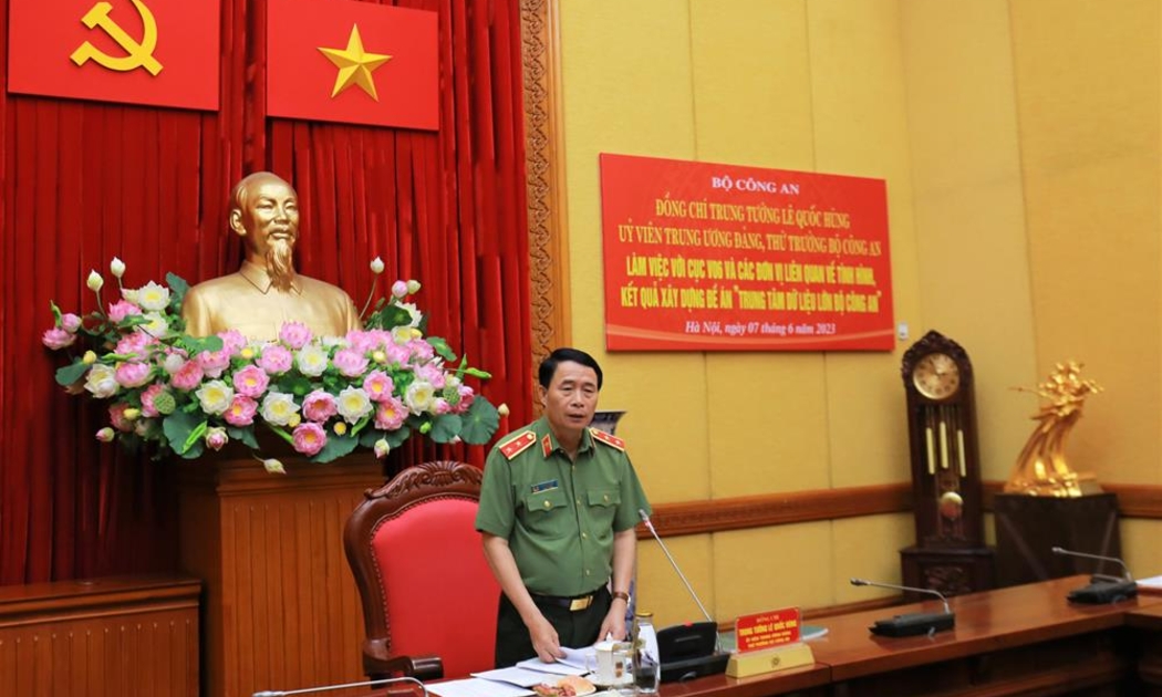 Trung tướng Lê Quốc Hùng chủ trì buổi làm việc với Cục Hồ sơ nghiệp vụ về tiến độ dựng Đề án Trung tâm dữ liệu lớn Bộ Công an ngày 7/6. (Ảnh: Bộ Công an).