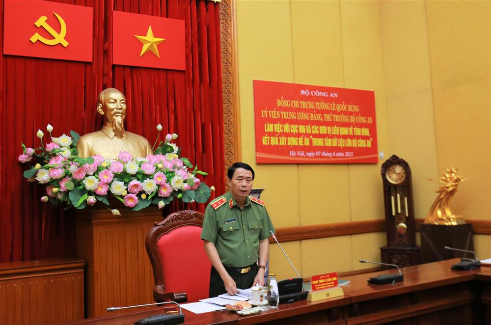 Trung tướng Lê Quốc Hùng chủ trì buổi làm việc với Cục Hồ sơ nghiệp vụ về tiến độ dựng Đề án Trung tâm dữ liệu lớn Bộ Công an ngày 7/6. (Ảnh: Bộ Công an).