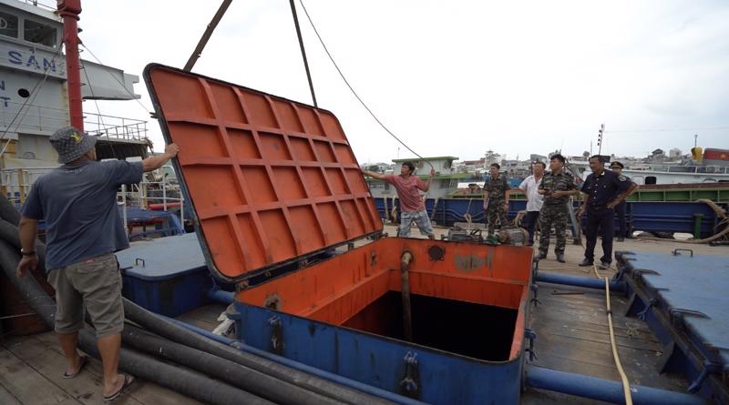 Trên tuyến đường biển, các đối tượng buôn lậu, vận chuyển trái phép qua biên giới tập trung vào mặt hàng có lợi nhuận cao như: xăng dầu, than, khoáng sản... với nhiều chiêu thức mới.