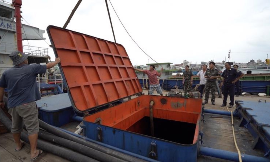 Trên tuyến đường biển, các đối tượng buôn lậu, vận chuyển trái phép qua biên giới tập trung vào mặt hàng có lợi nhuận cao như: xăng dầu, than, khoáng sản... với nhiều chiêu thức mới.