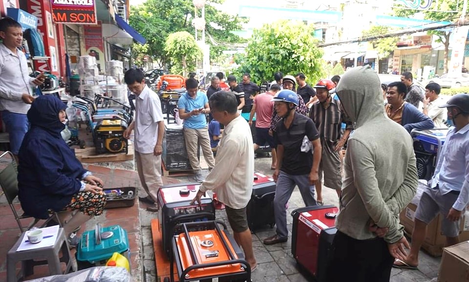 Người dân đổ xô đi mua máy phát điện
