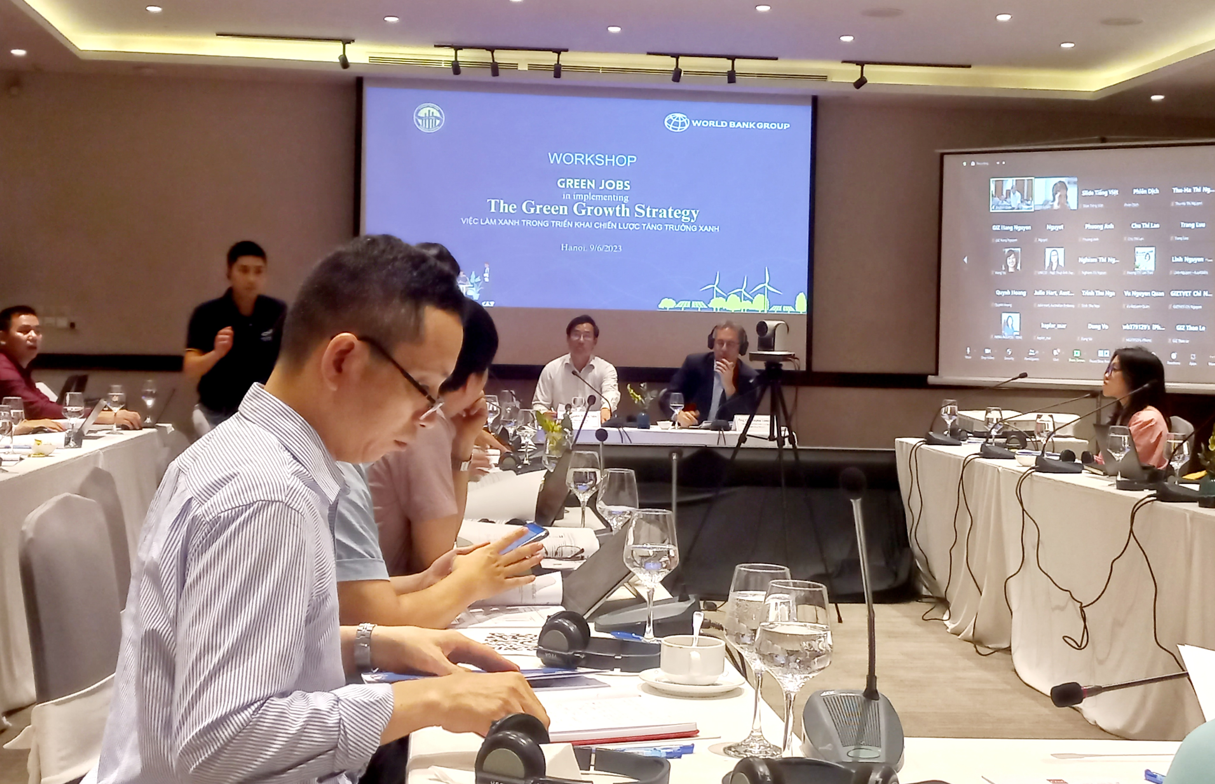 C&aacute;c chuy&ecirc;n gia tham dự hội thảo.