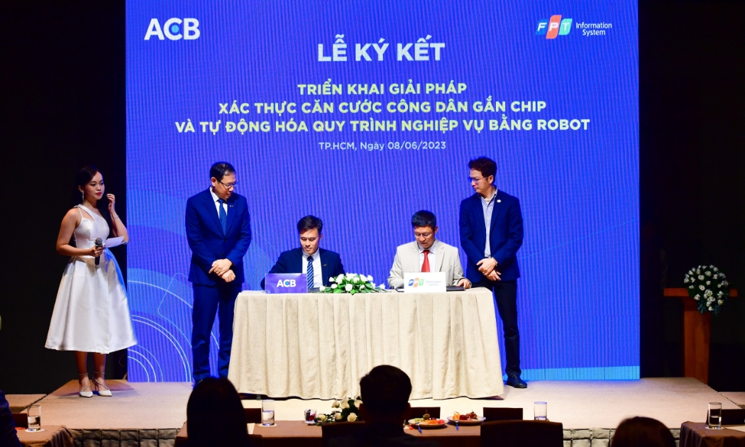 Lễ ký kết triển khai FPT.IDCheck và akaBot giữa ACB và FPT IS.