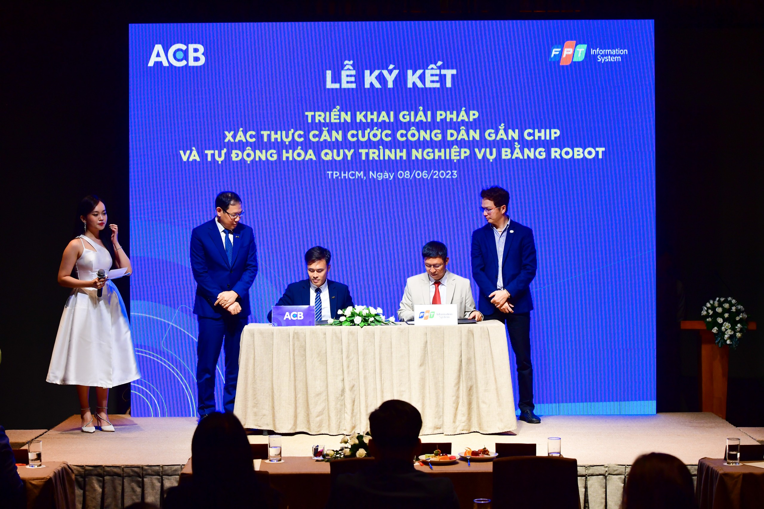 Lễ ký kết triển khai FPT.IDCheck và akaBot giữa ACB và FPT IS.