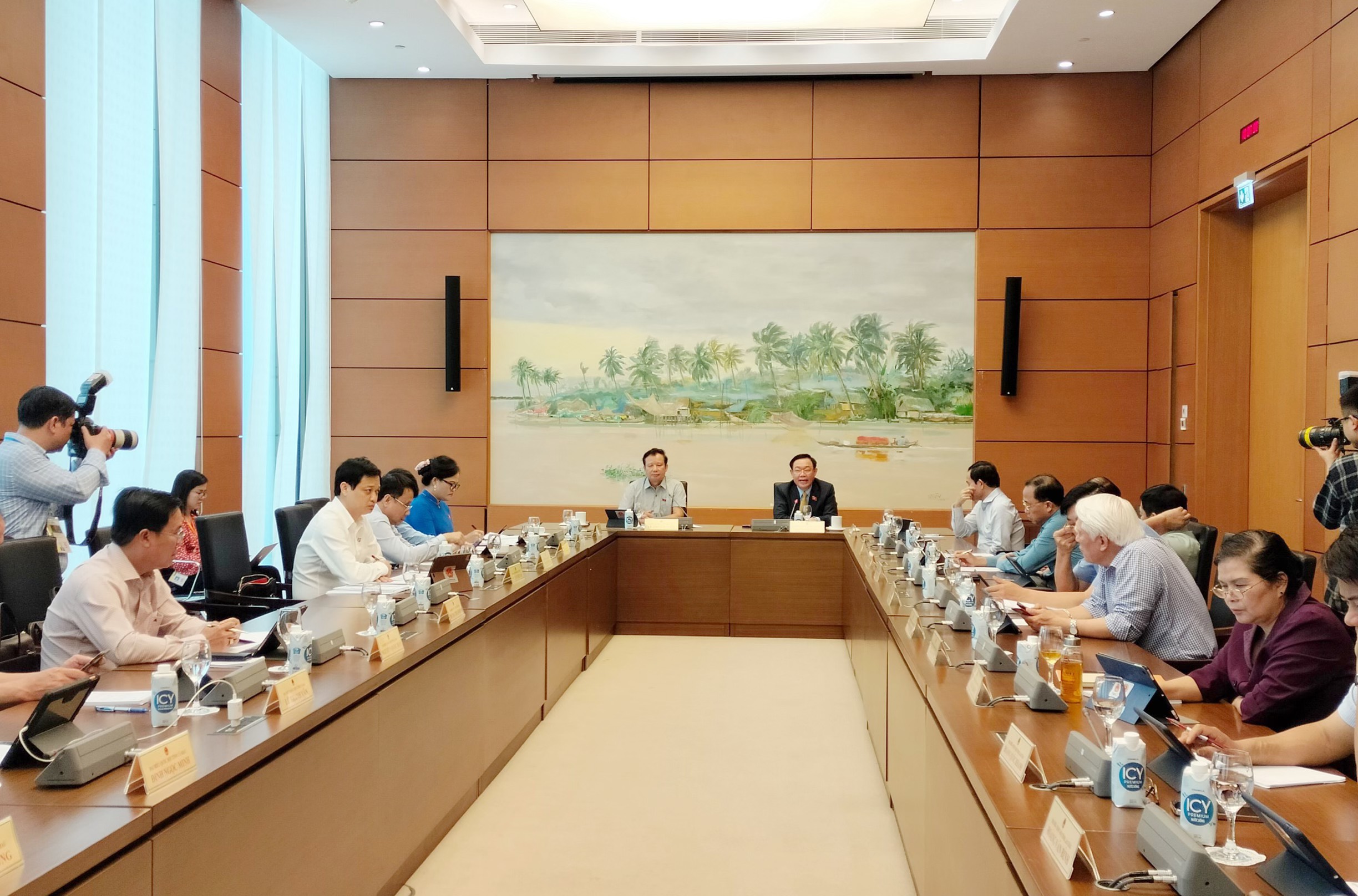 Quốc hội họp thảo luận tại tổ về dự án Luật Đất đai (sửa đổi) ngày 9/7/2023