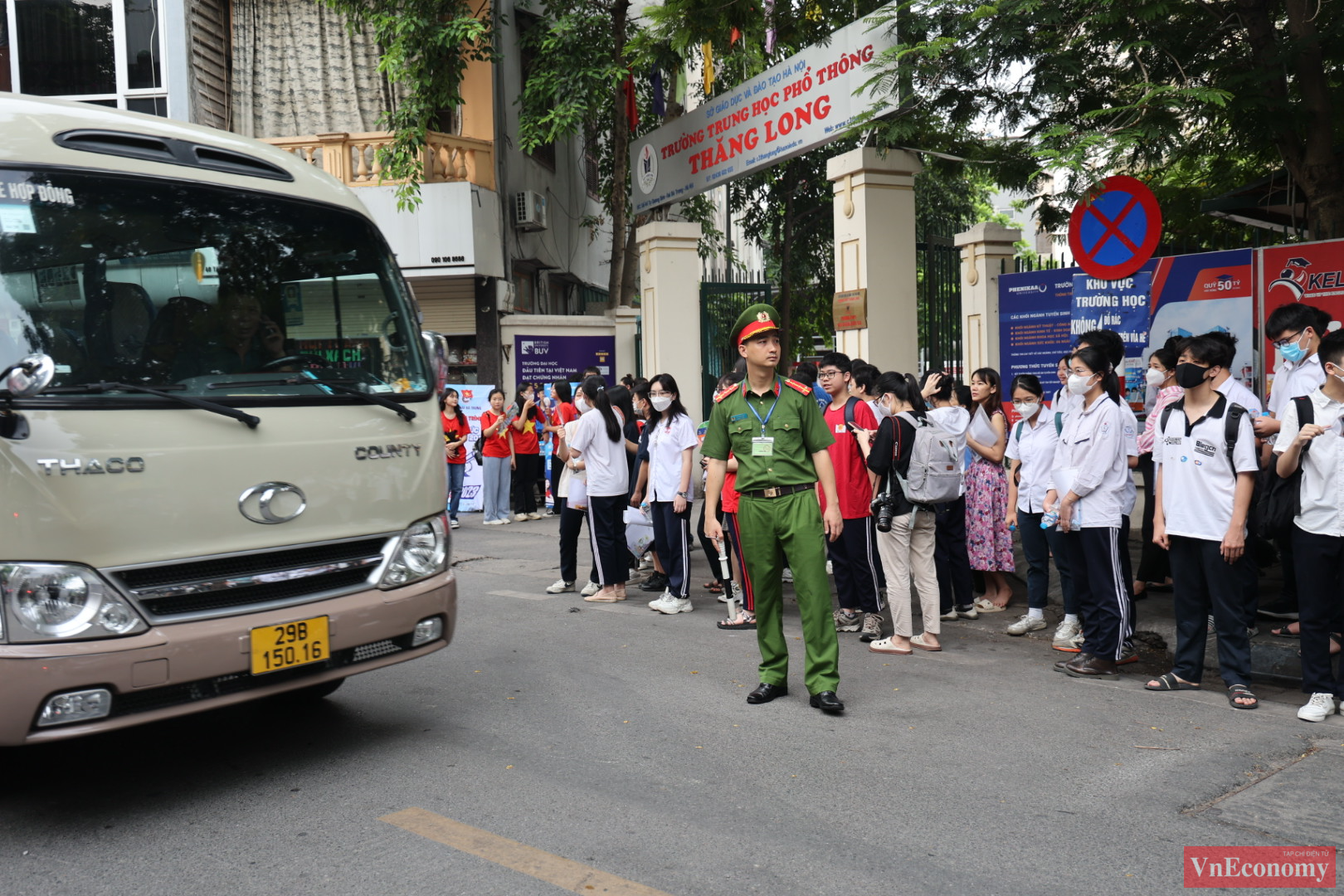 Thời tiết Hà Nội sáng nay không quá oi bức, lực lượng chức năng đã được bố trí tại điểm thi nhằm hướng dẫn các em học sinh và phân luồng điều tiết xe cho phụ huynh.