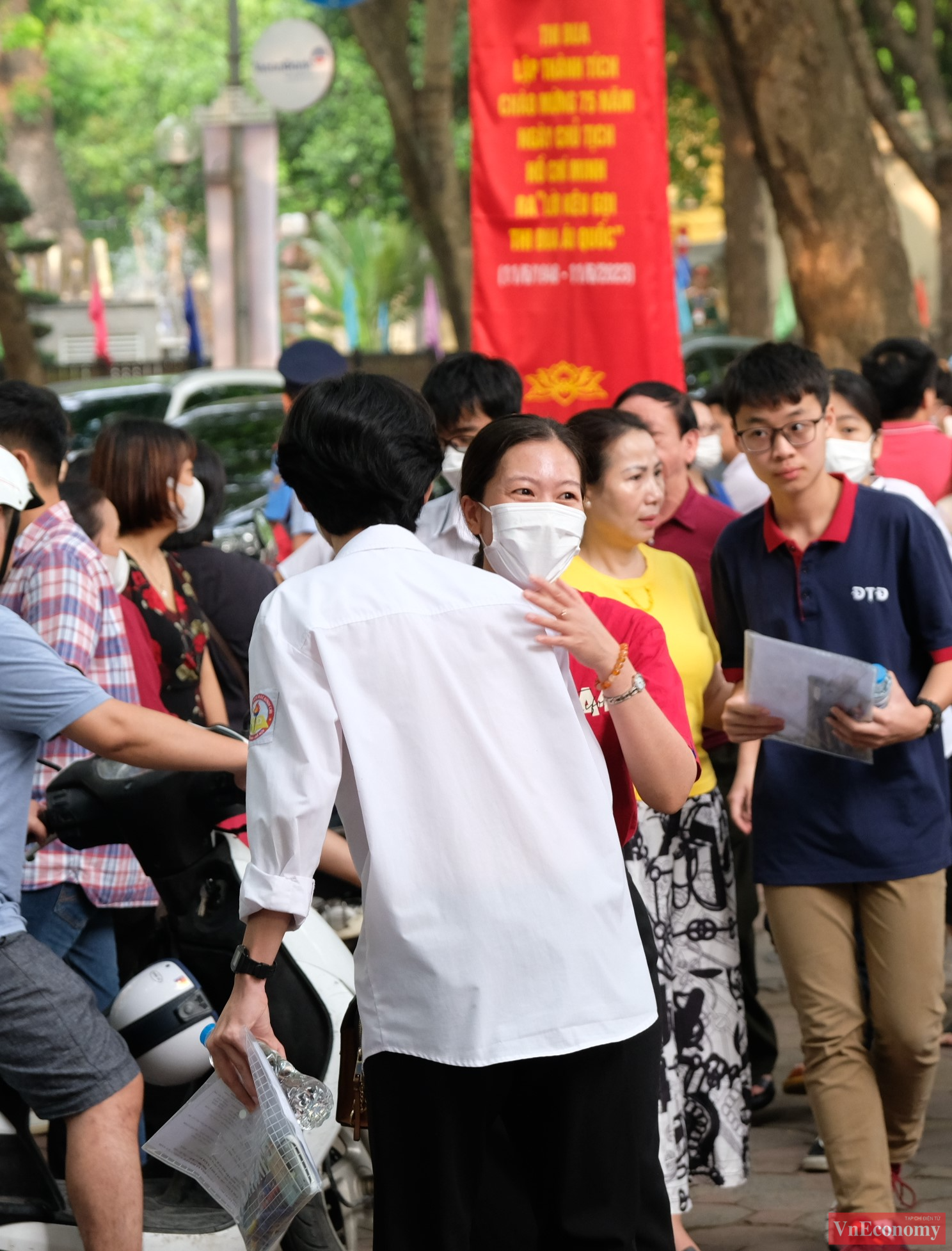 Tại điểm thi THPT Phan Đình Phùng, có rất nhiều những vòng ôm trao gửi niềm tin khi năm nay là năm có tỷ lệ chọi cao nhất trong 3 năm qua.