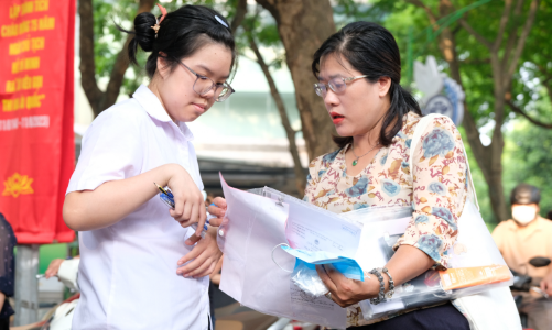 [Phóng sự ảnh]: Sáng nay, hơn 100.000 thí sinh thi vào lớp 10 Hà Nội khởi động với môn Ngữ văn