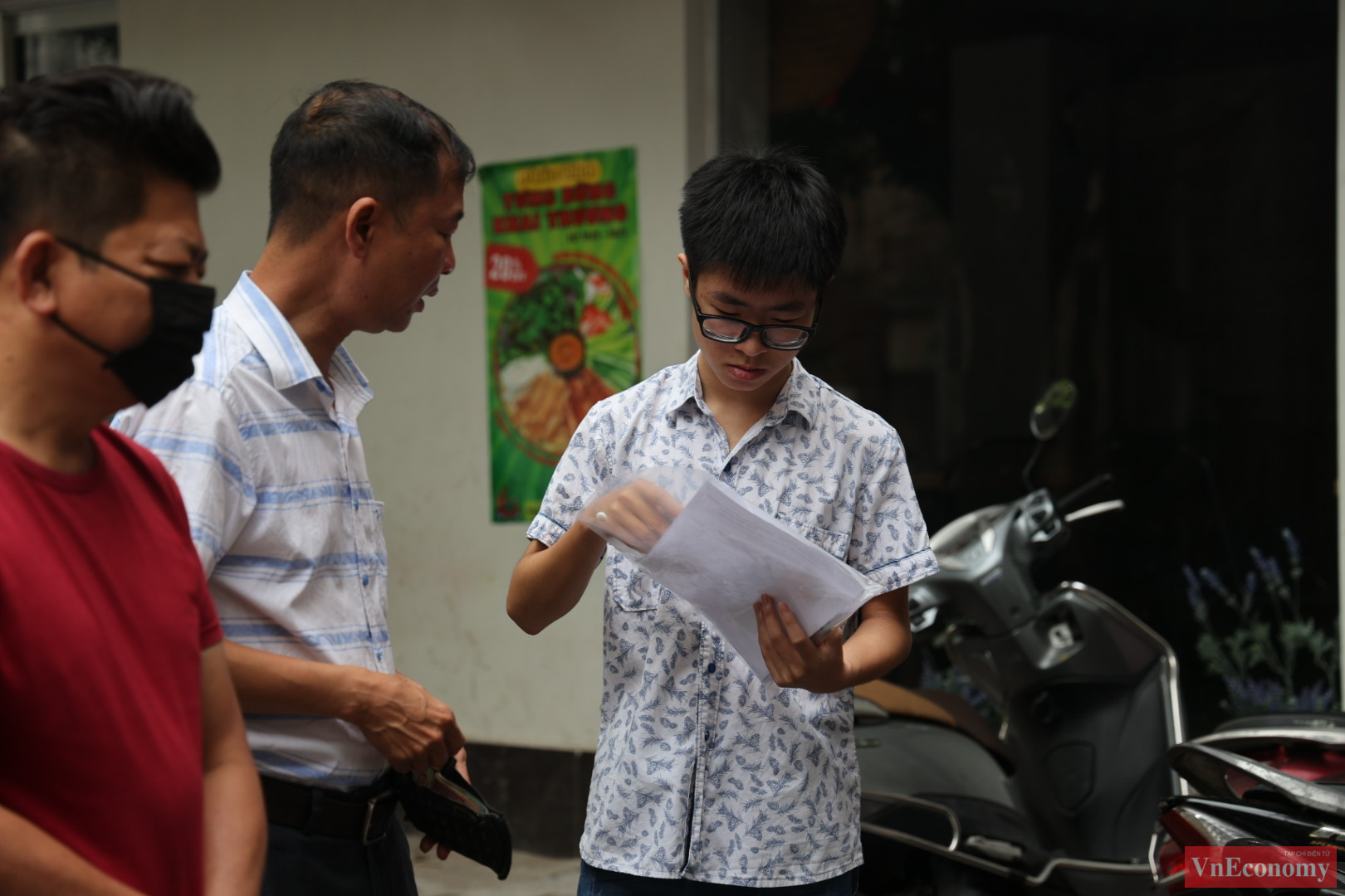 Trước khi th&iacute; sinh bước v&agrave;o điểm thi, lực lượng thanh ni&ecirc;n t&igrave;nh nguyện đ&atilde; tiếp nước cho c&aacute;c em. C&ograve;n c&aacute;c bậc phụ huynh kh&ocirc;ng qu&ecirc;n dặn d&ograve; kiểm tra lại đồ d&ugrave;ng học tập, động vi&ecirc;n con thi tốt.