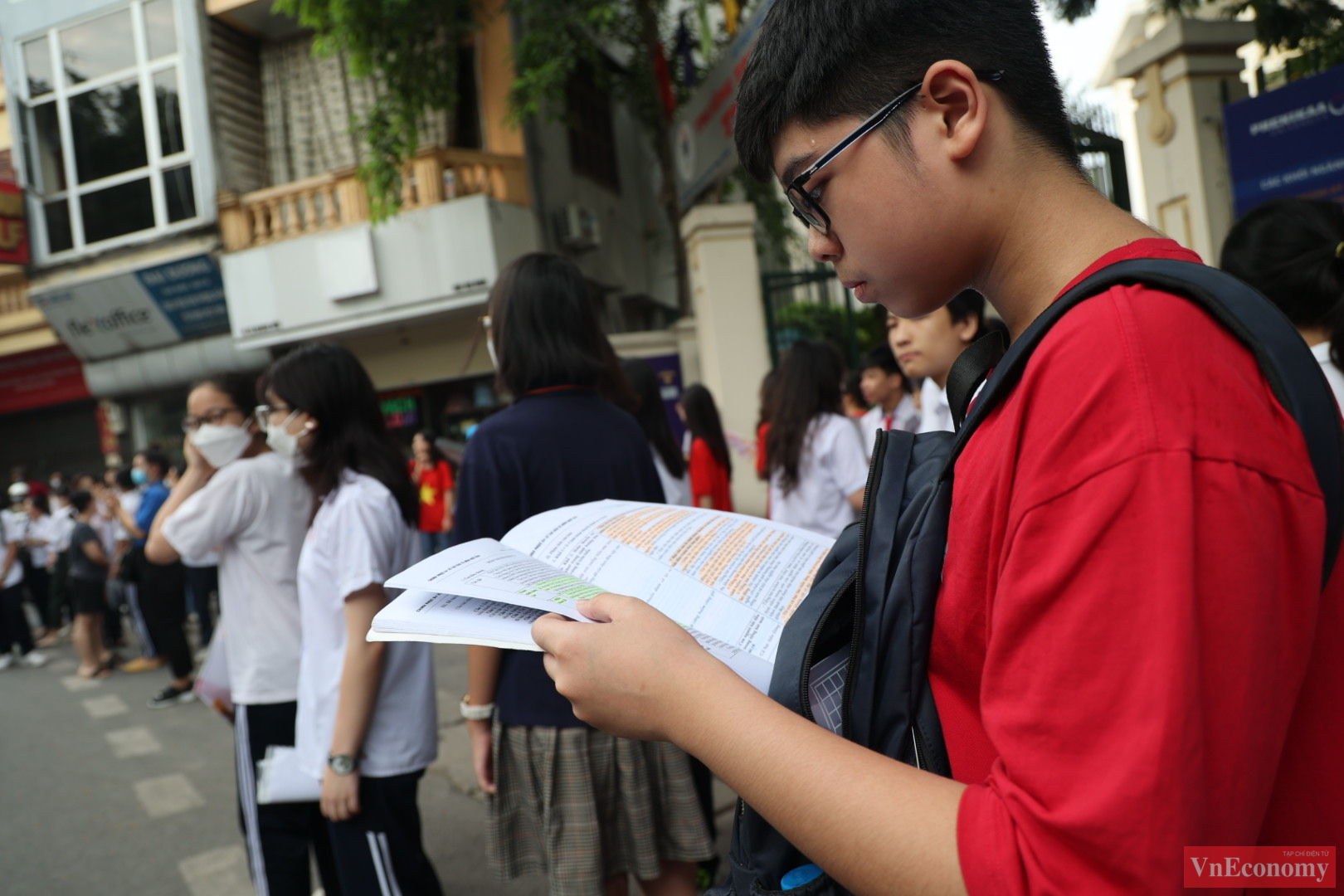 Từ 6 giờ s&aacute;ng nay (10/6), nhiều th&iacute; sinh đ&atilde; c&oacute; mặt ở địa điểm thi tại Trường THPT Thăng Long (H&agrave; Nội) để tham gia kỳ thi tuyển sinh v&agrave;o lớp 10.