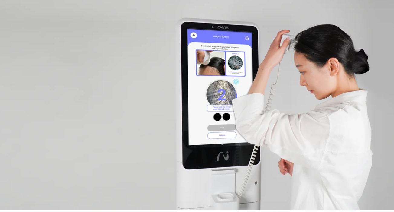Công ty Chowis Co. (Hàn Quốc) đã lắp đặt hai ki-ốt không cần nhân viên, sử dụng AI để chẩn đoán da và tóc.
