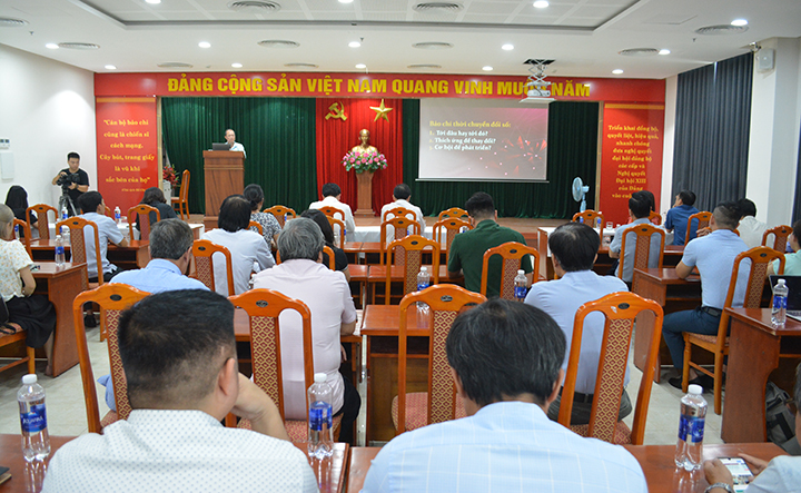  Với chủ đề “Chuyển đổi số báo chí trong tình hình mới”, Hội nghị trang bị thêm cho các nhà báo, phóng viên, biên tập viên những kiến thức, kỹ năng trong việc ứng dụng công nghệ số vào hoạt động báo chí.