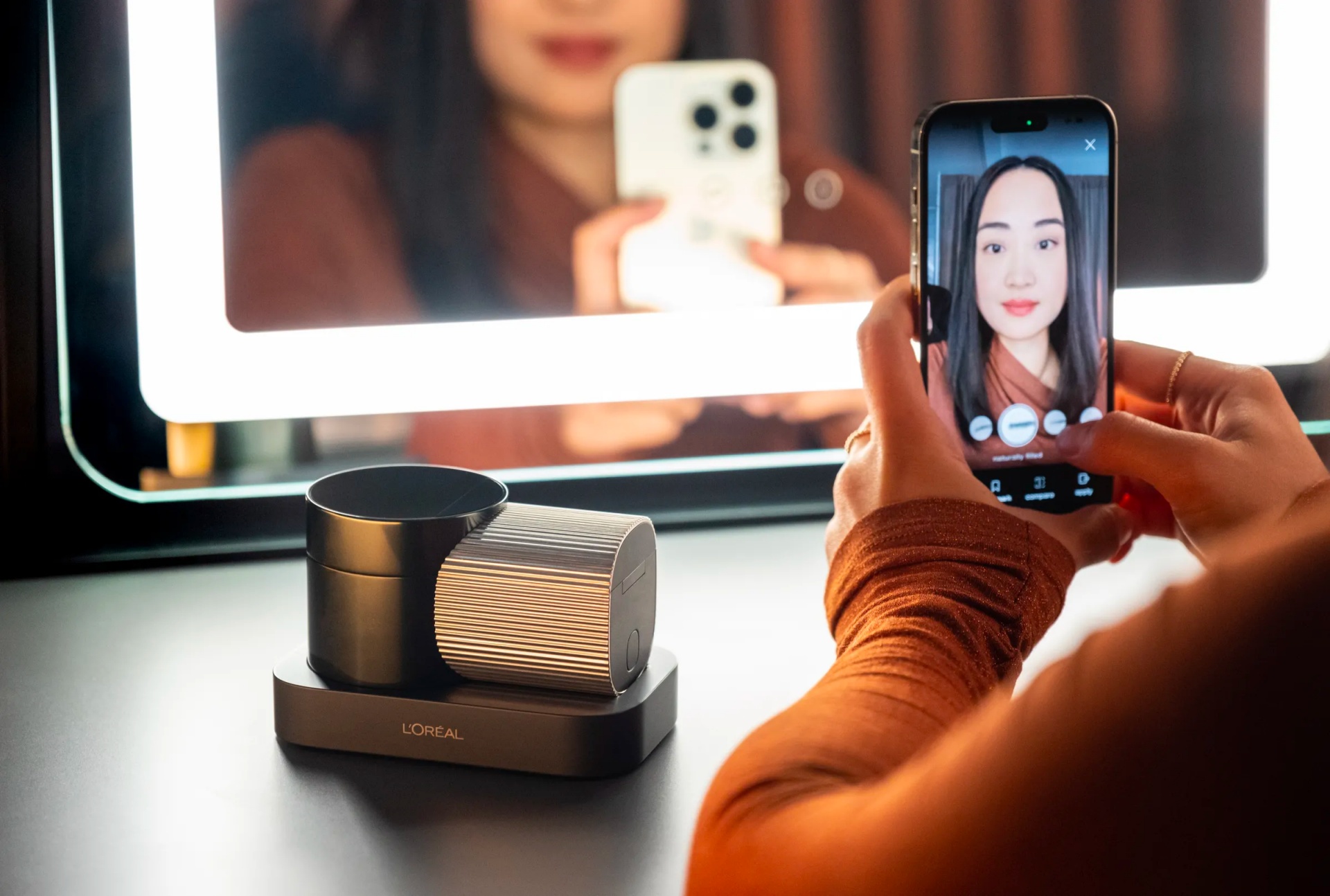 Tại CES 2023 hồi đầu năm nay, L'Oréal ra mắt mẫu máy in Brow Magic dùng để in lông mày.