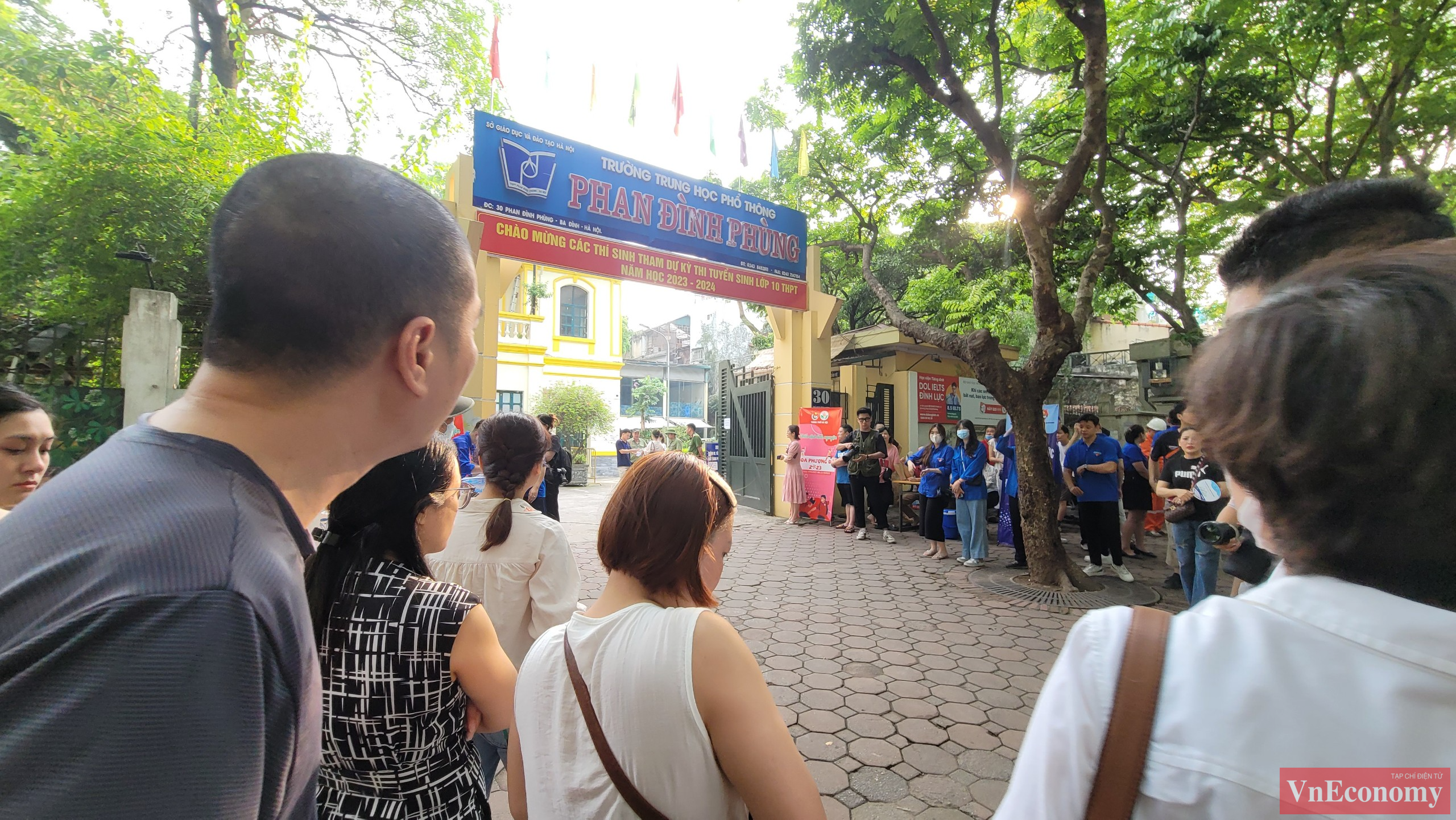 Đúng 8h sáng, các thí sinh bắt đầu làm bài thi, tuy nhiên phía bên ngoài cổng trường vẫn rất đông phụ huynh đứng đợi con. Nhiều bậc phụ huynh là học sinh của ngôi trường này nhiều năm trước, nay lại đưa con đi thi nên đã cùng nhau chụp ảnh kỷ niệm.