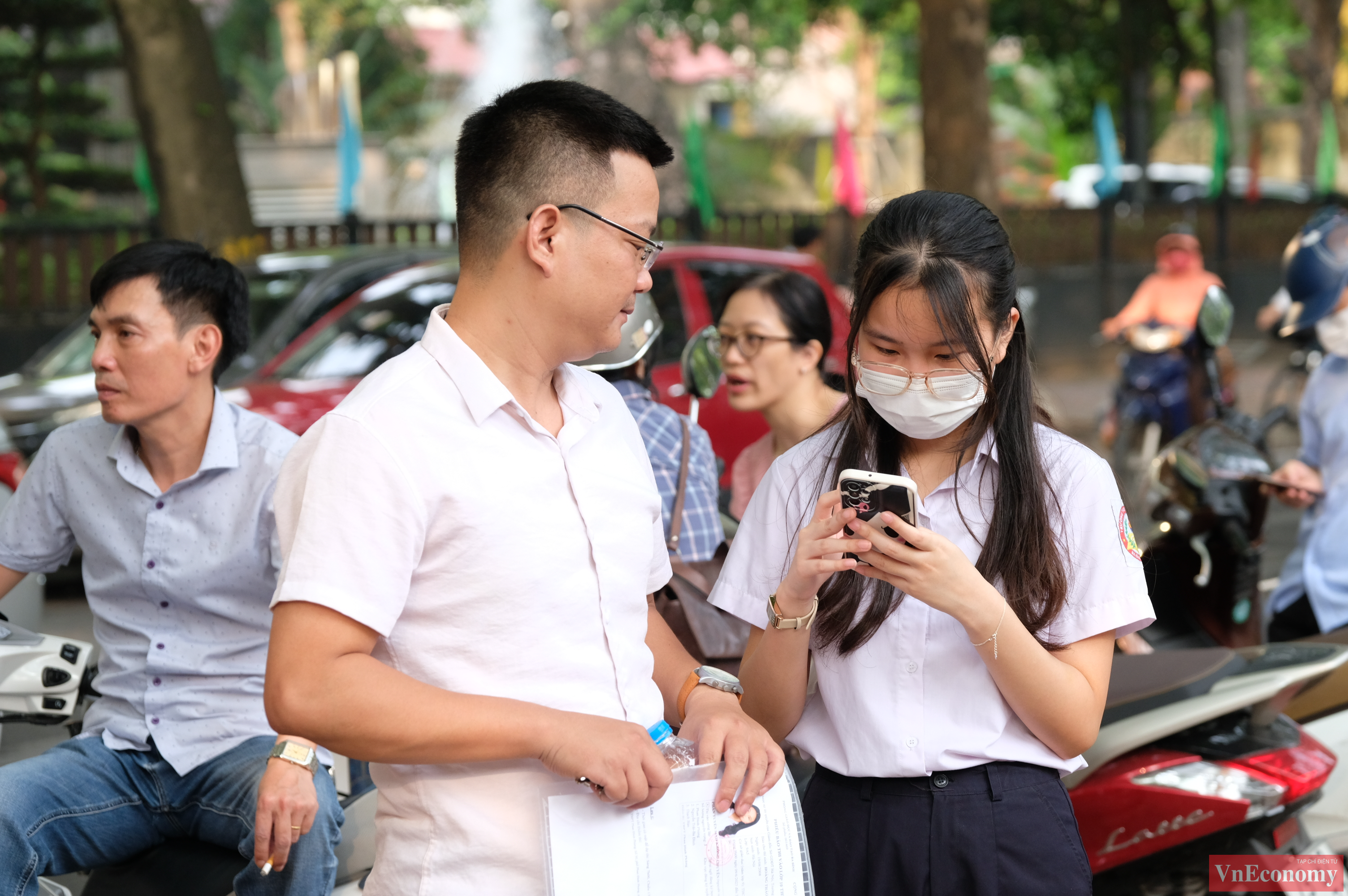 Trong khi nhiều sỹ tử tỏ ra thoải mái, tự tin, tâm trạng lo lắng lại hiện lên trên gương mặt không ít phụ huynh.
