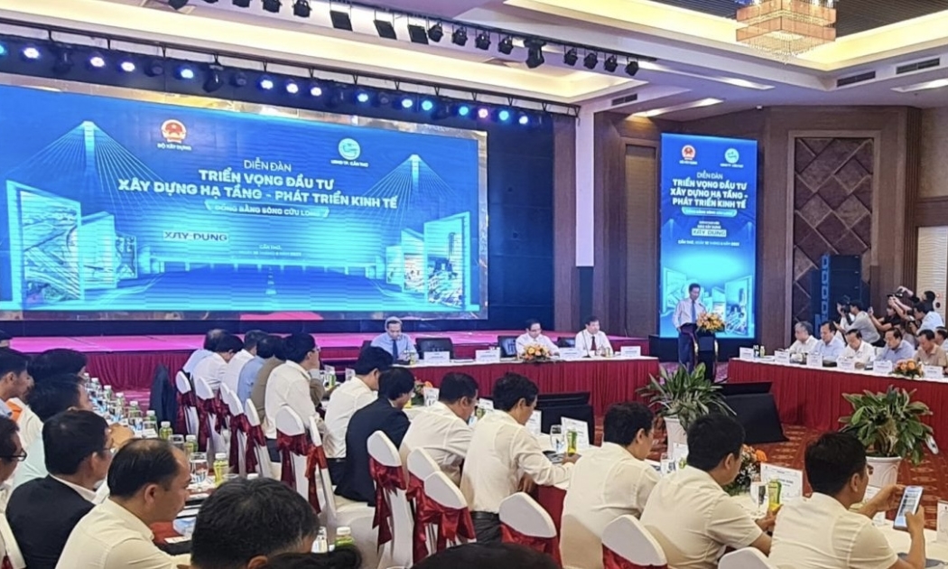 Quang cảnh diễn đàn: Triển vọng đầu tư xây dựng hạ tầng-động lực phát triển kinh tế Đồng bằng sông Cửu Long (Ảnh: PV).