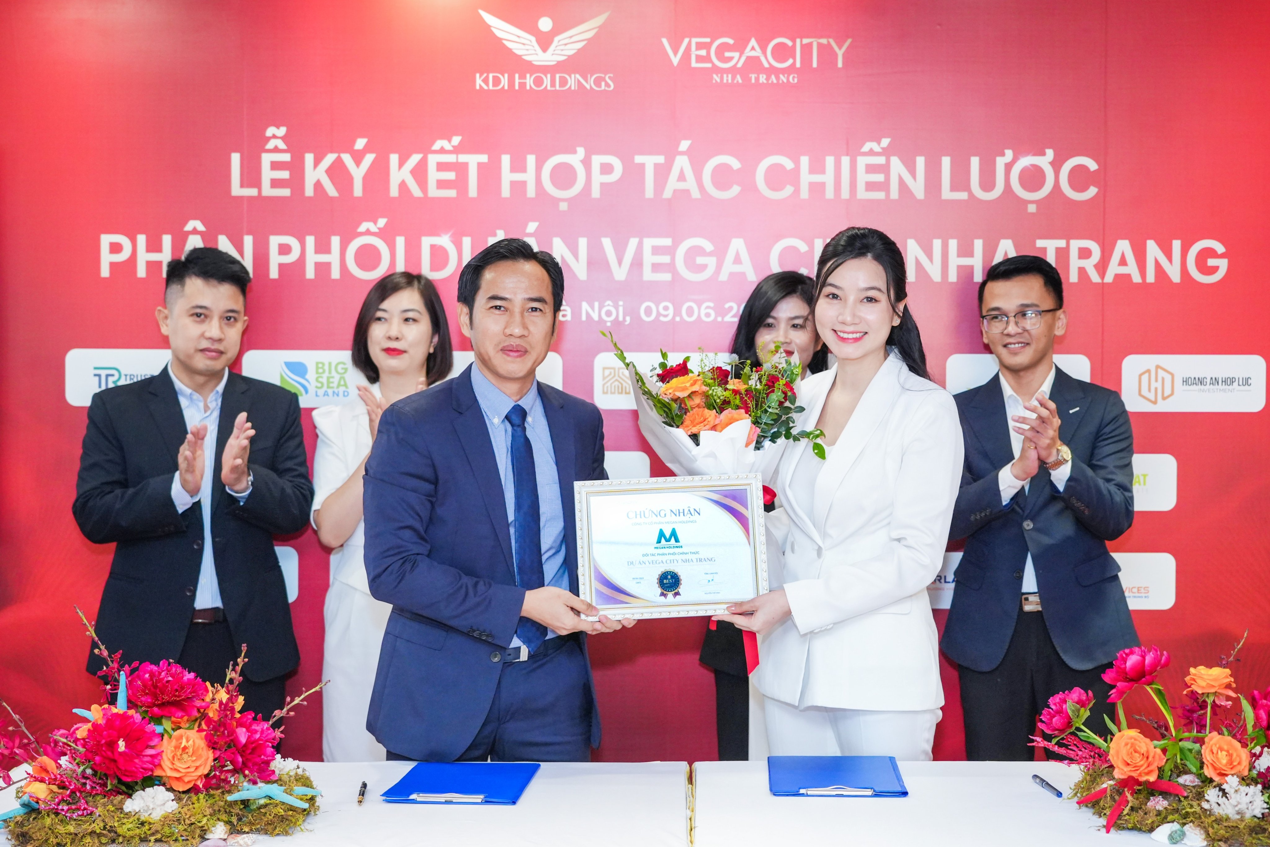 Đại diện Chủ đầu tư KDI Holdings trao chứng nhận đối tác chính thức cho các đại lý.