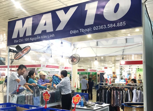 Sản phẩm may mặc của Công ty May 10 được đông đảo khách hàng mua sắm. Ảnh:Ngô Anh Văn.                                                             