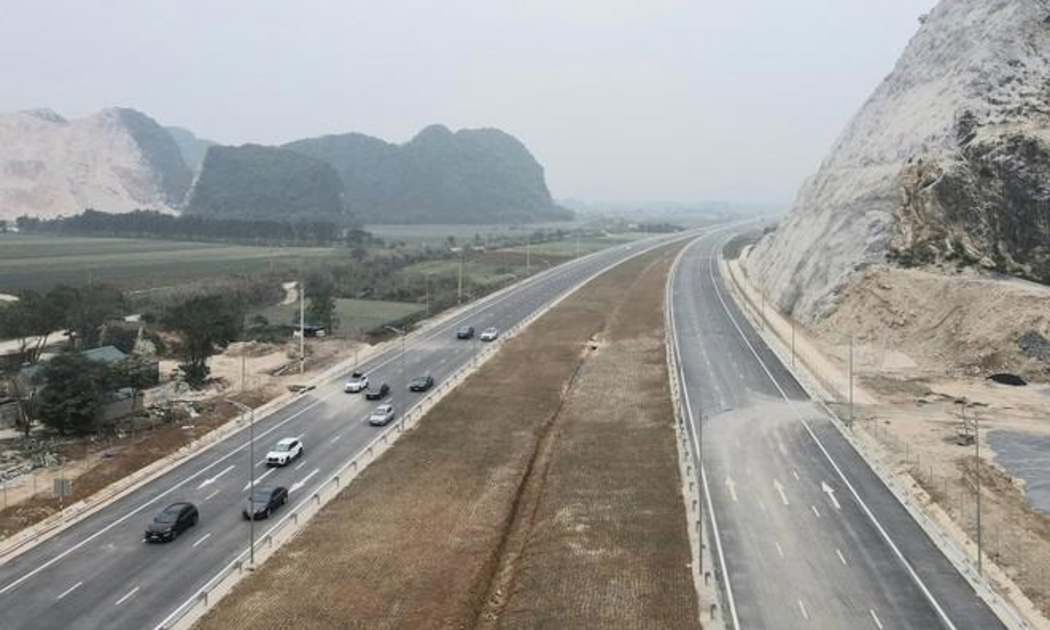 Điểm cầu khởi công chính tại dự án cao tốc Châu Đốc – Cần Thơ – Sóc Trăng tại An Giang; còn điểm cầu khởi công chính 3 dự án còn lại tại TP. Hồ Chí Minh.