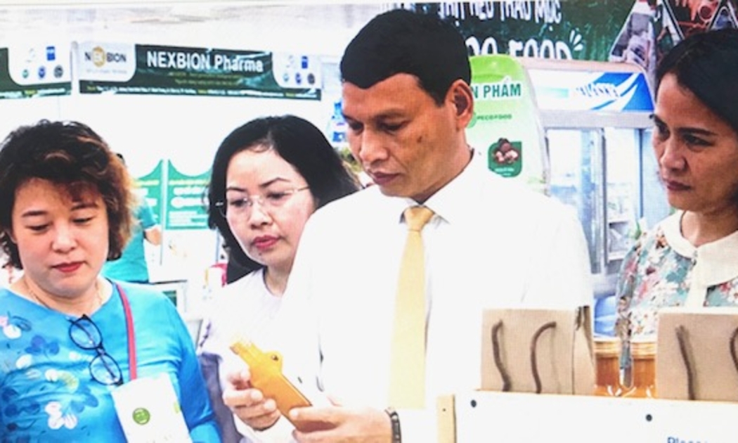 Ông Hồ Kỳ Minh, Phó Chủ tịch Thường trực UBND TP. Đà Nẵng thăm 1 gian hàng sản phẩm OCOP tại Hội chợ