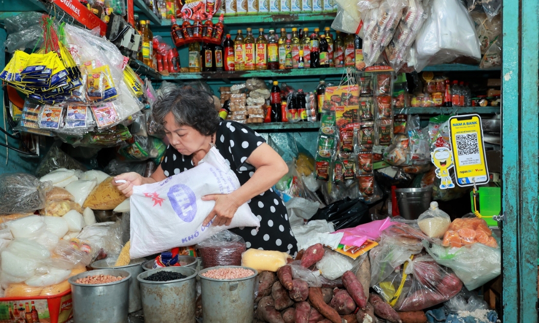 Quầy hàng đồ khô tại chợ Tân Định - TP.HCM được trang bị mã QR để người mua dễ dàng thanh toán.