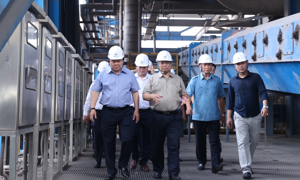 Thủ tướng Phạm Minh Chính và đoàn công tác làm việc với các bộ, ngành, tỉnh Quảng Ninh và một số đơn vị về tình hình sản xuất, cung ứng điện và khai thác, cung ứng than cho sản xuất điện - Ảnh: VGP