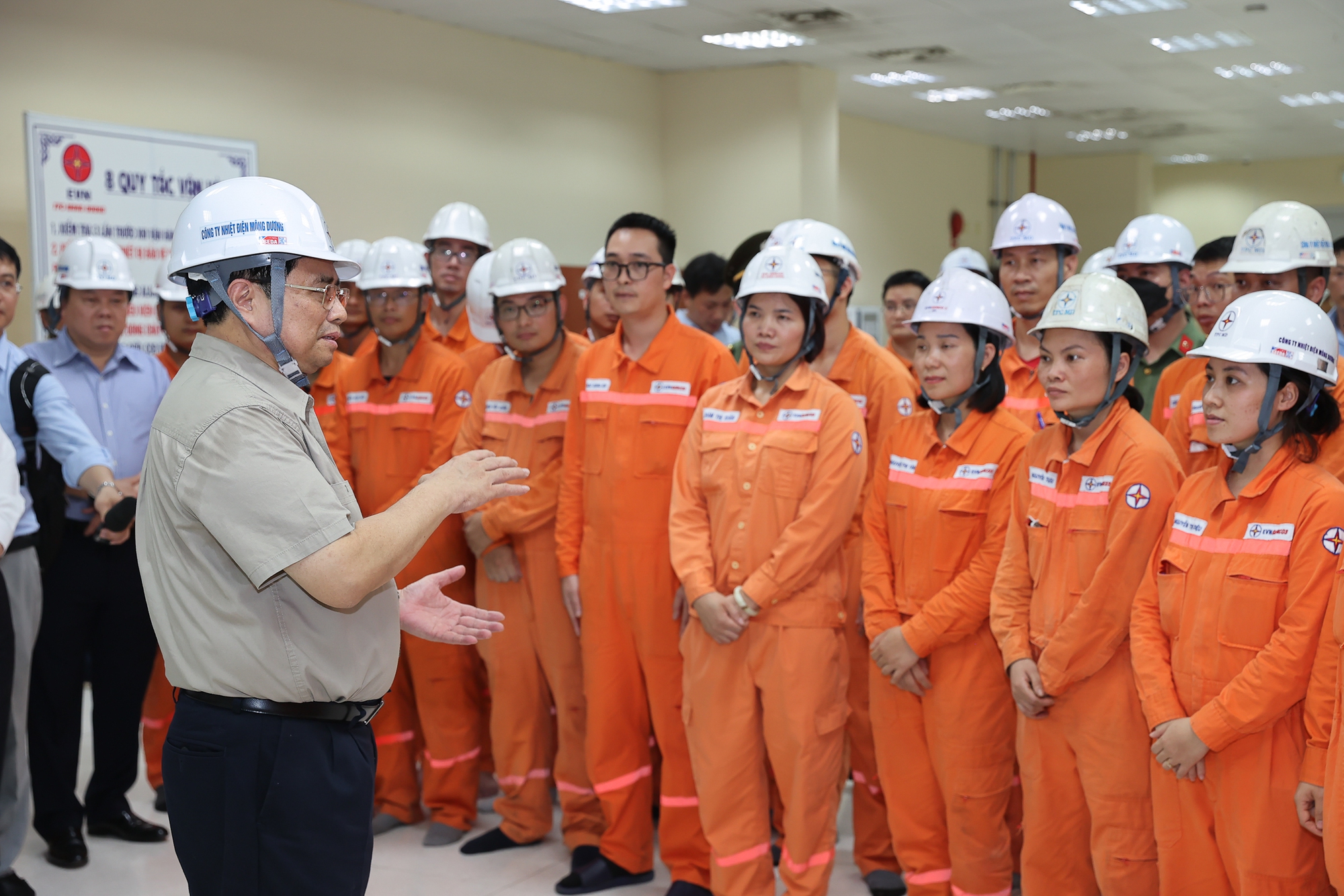 Thủ tướng làm việc với công nhân nhà máy - Ảnh: VGP