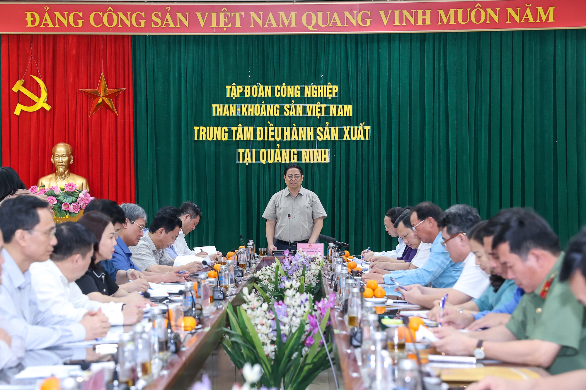 Thủ tướng l&agrave;m việc với một số đơn vị sản xuất, cung ứng điện v&agrave; khai th&aacute;c than cho sản xuất điện - Ảnh: VGP