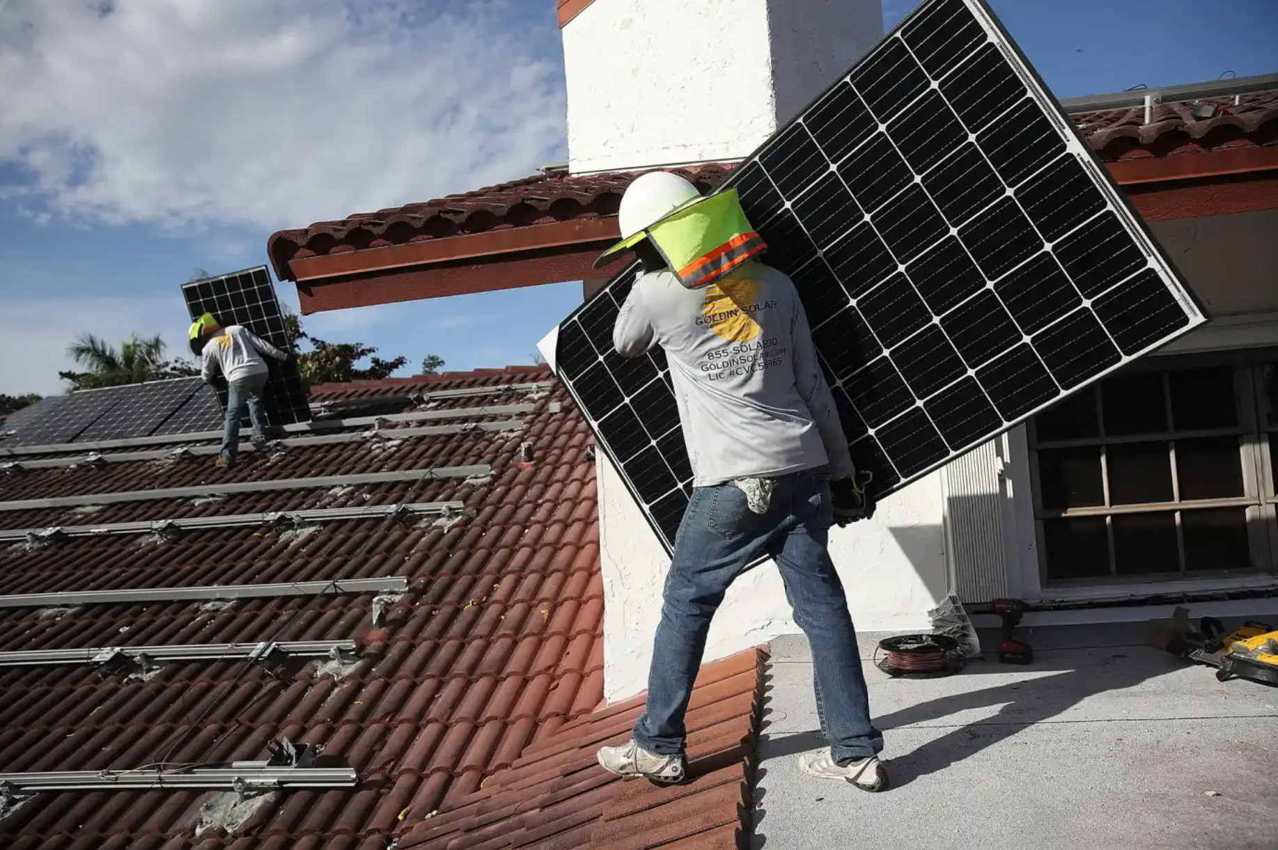 V&agrave;o th&aacute;ng 4, nh&oacute;m c&aacute;c nước c&ocirc;ng nghiệp G7 cam kết tăng c&ocirc;ng suất điện gi&oacute; ngo&agrave;i khởi th&ecirc;m 150 GW v&agrave; tăng c&ocirc;ng suất điện mặt trời l&ecirc;n hơn 1 terawatt v&agrave;o năm 2030 - Ảnh: Getty Images