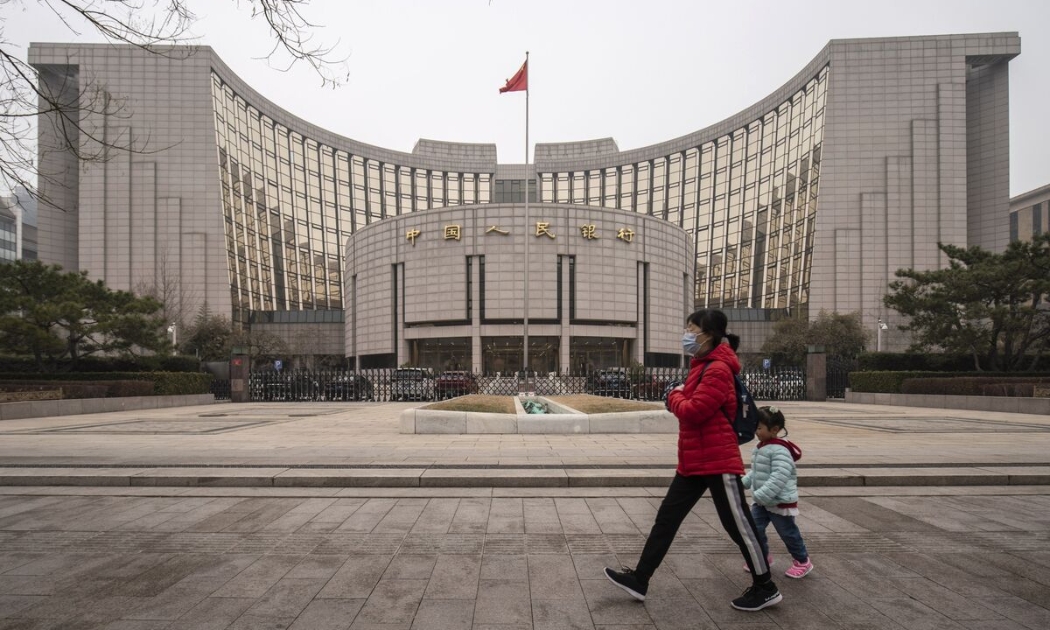 Bên ngoài trụ sở Ngân hàng Trung ương Trung Quốc (PBCO) ở Bắc Kinh - Ảnh: Bloomberg.