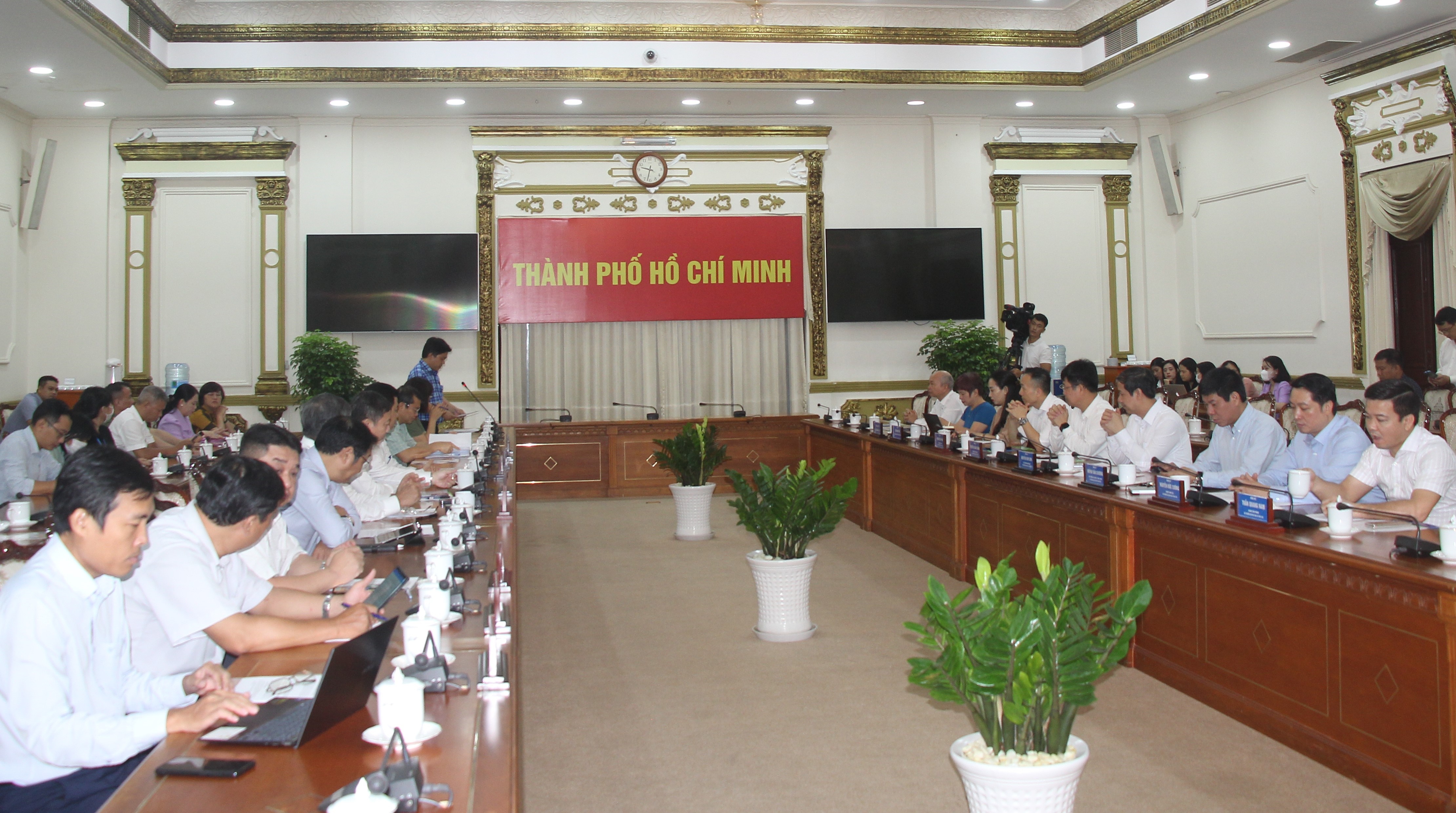 Quang cảnh buổi làm việc.