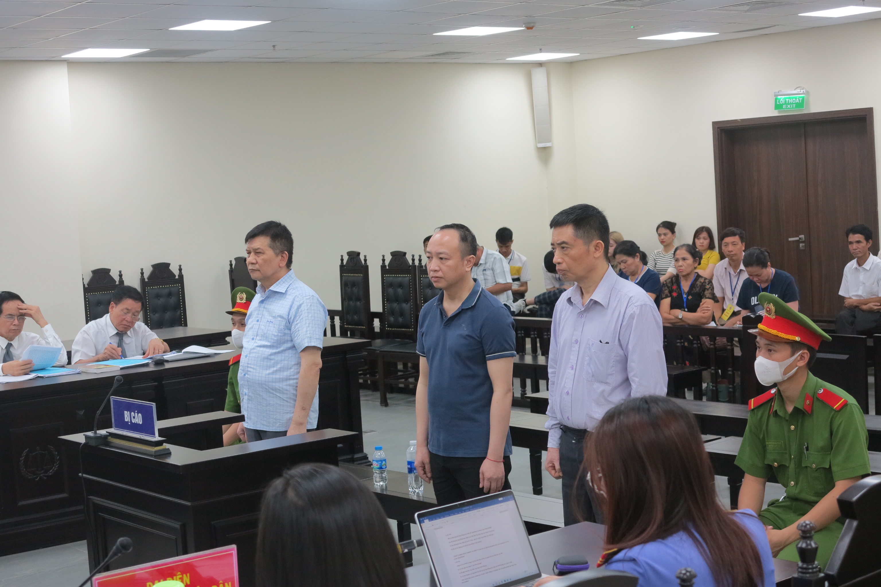 Các bị cáo hầu tòa ngày 12/6.