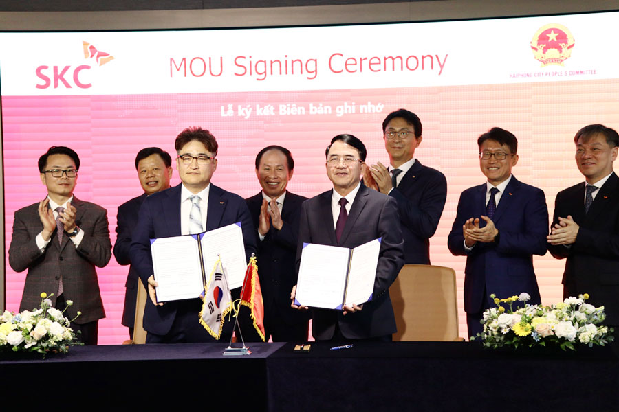 Representatives from the two parties at the signing ceremony. 
