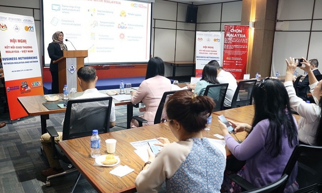 Bà Rosmizah Binti Mat Jusoh, Lãnh sự Thương mại, Văn phòng Thương vụ Tổng Lãnh sự quán Malaysia tại TP.HCM, chia sẻ kinh nghiệm hợp tác, giới thiệu các ưu đãi đầu tư vào Malaysia.