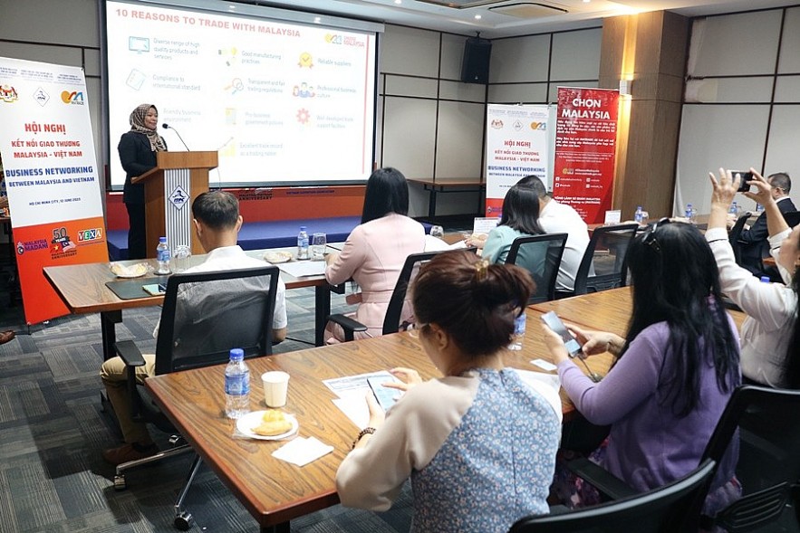Bà Rosmizah Binti Mat Jusoh, Lãnh sự Thương mại, Văn phòng Thương vụ Tổng Lãnh sự quán Malaysia tại TP.HCM, chia sẻ kinh nghiệm hợp tác, giới thiệu các ưu đãi đầu tư vào Malaysia.