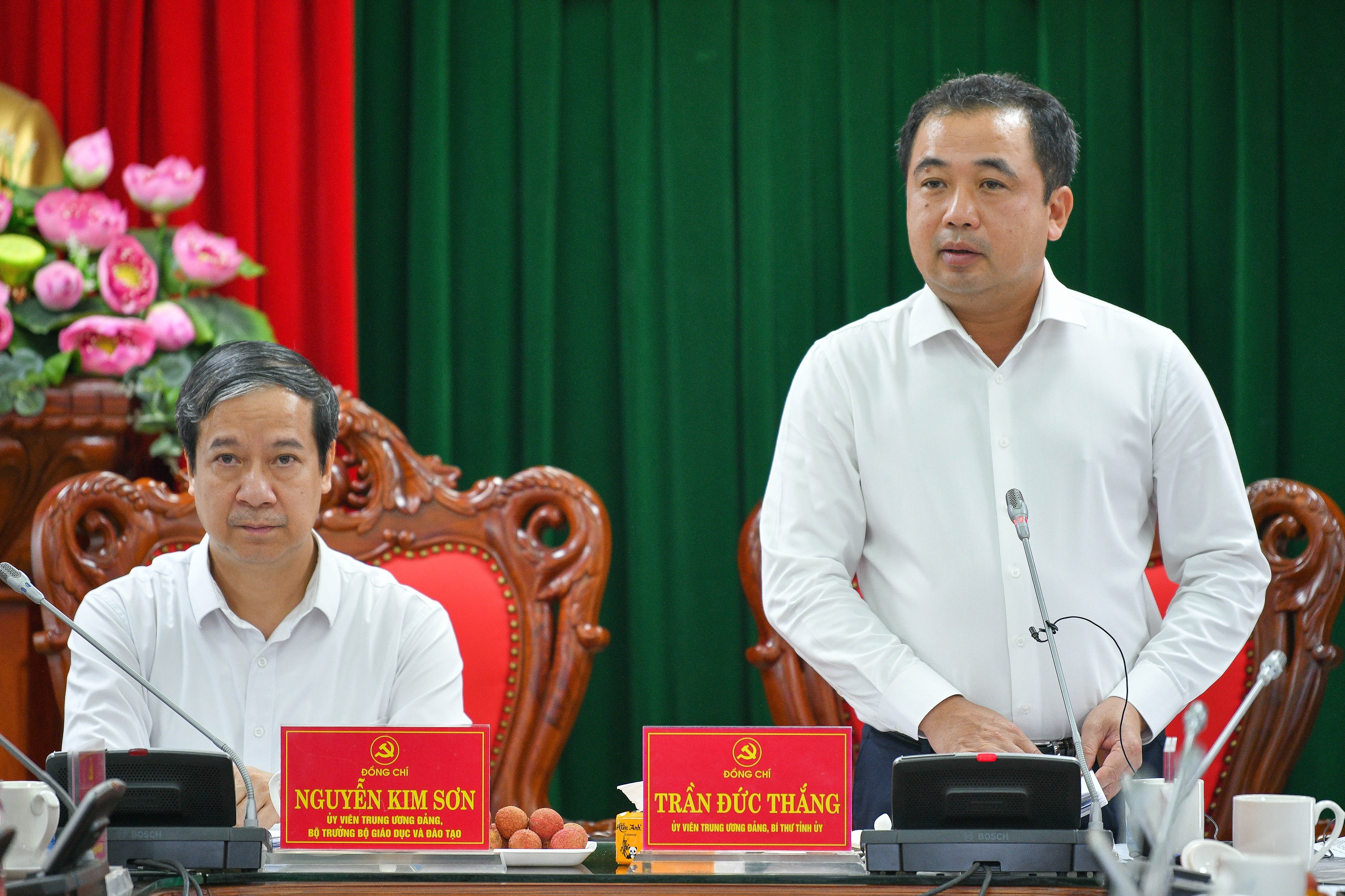 Bí thư Tỉnh uỷ Hải Dương Trần Đức Thắng trao đổi tại buổi làm việc. Ảnh: Bộ Giáo dục và Đào tạo.