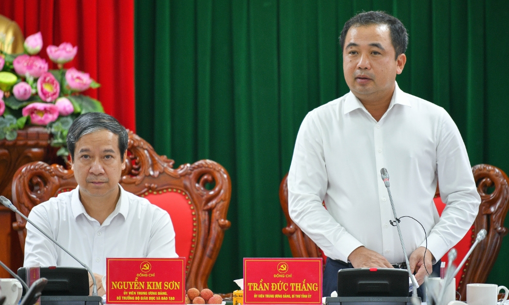 Bí thư Tỉnh uỷ Hải Dương Trần Đức Thắng trao đổi tại buổi làm việc. Ảnh: Bộ Giáo dục và Đào tạo.