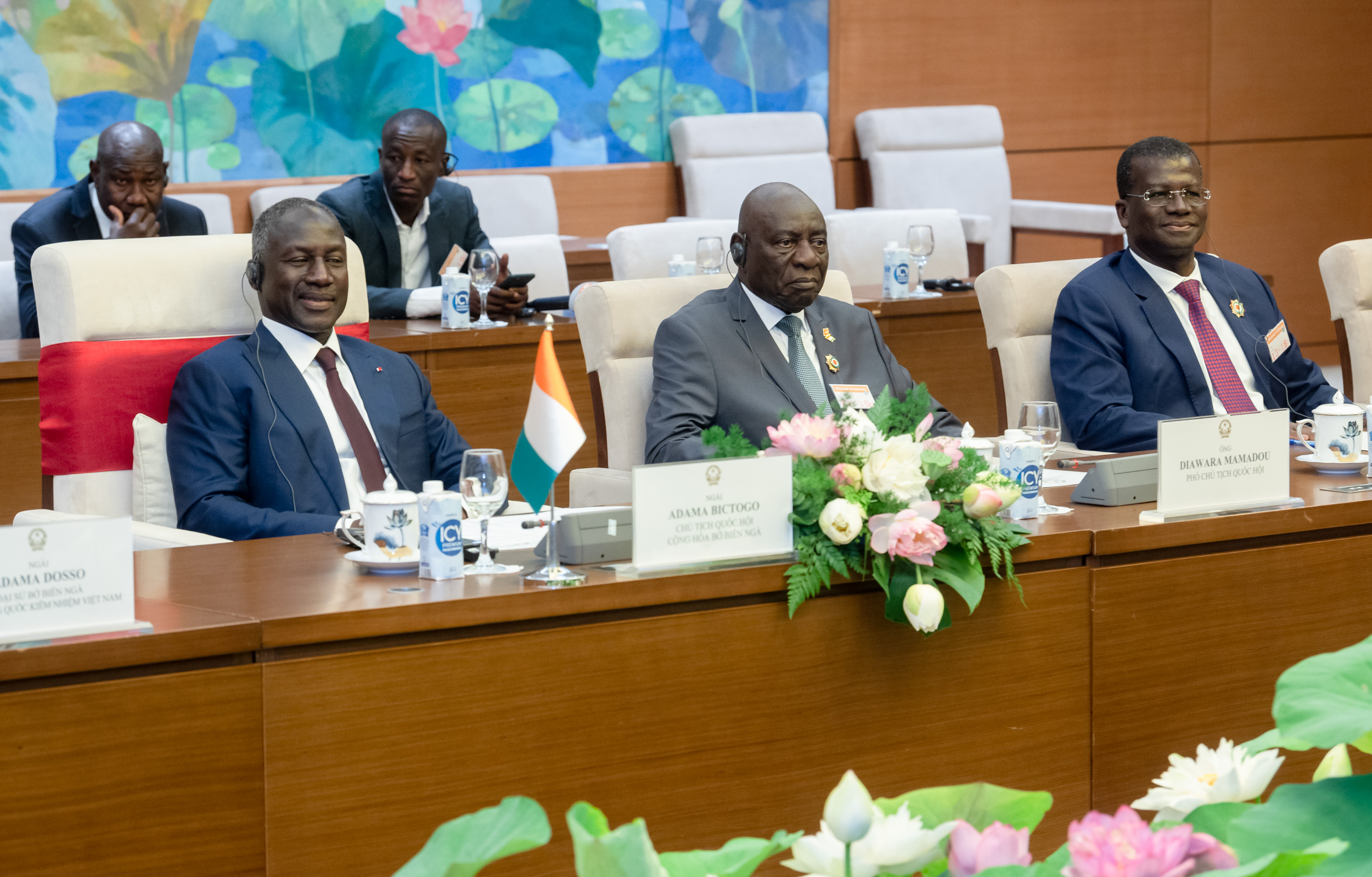 Chủ tịch Quốc hội Cộng h&ograve;a Bờ Biển Ng&agrave; c&ugrave;ng c&aacute;c th&agrave;nh vi&ecirc;n Đo&agrave;n đại biểu cấp cao Quốc hội Bờ Biển Ng&agrave; tại hội đ&agrave;m - Ảnh: Quochoi.vn