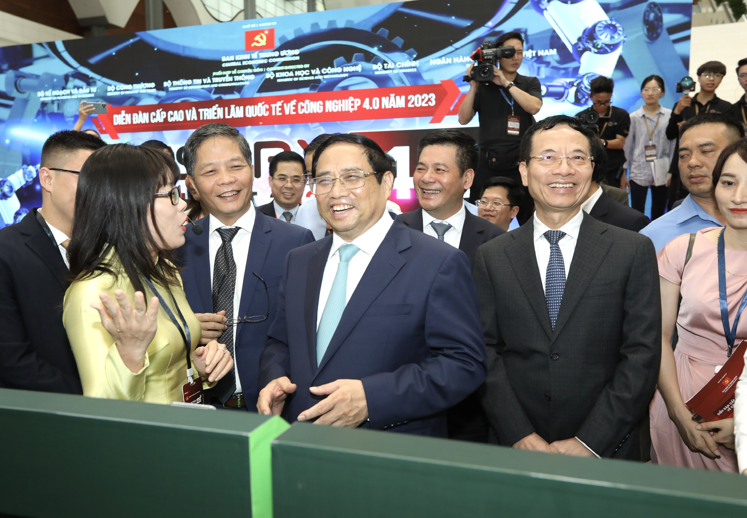 Thủ tướng Phạm Minh Ch&iacute;nh ấn tượng với nhiều sản phẩm c&ocirc;ng nghệ mới, ứng dụng tr&iacute; tuệ nh&acirc;n tạo đang được 