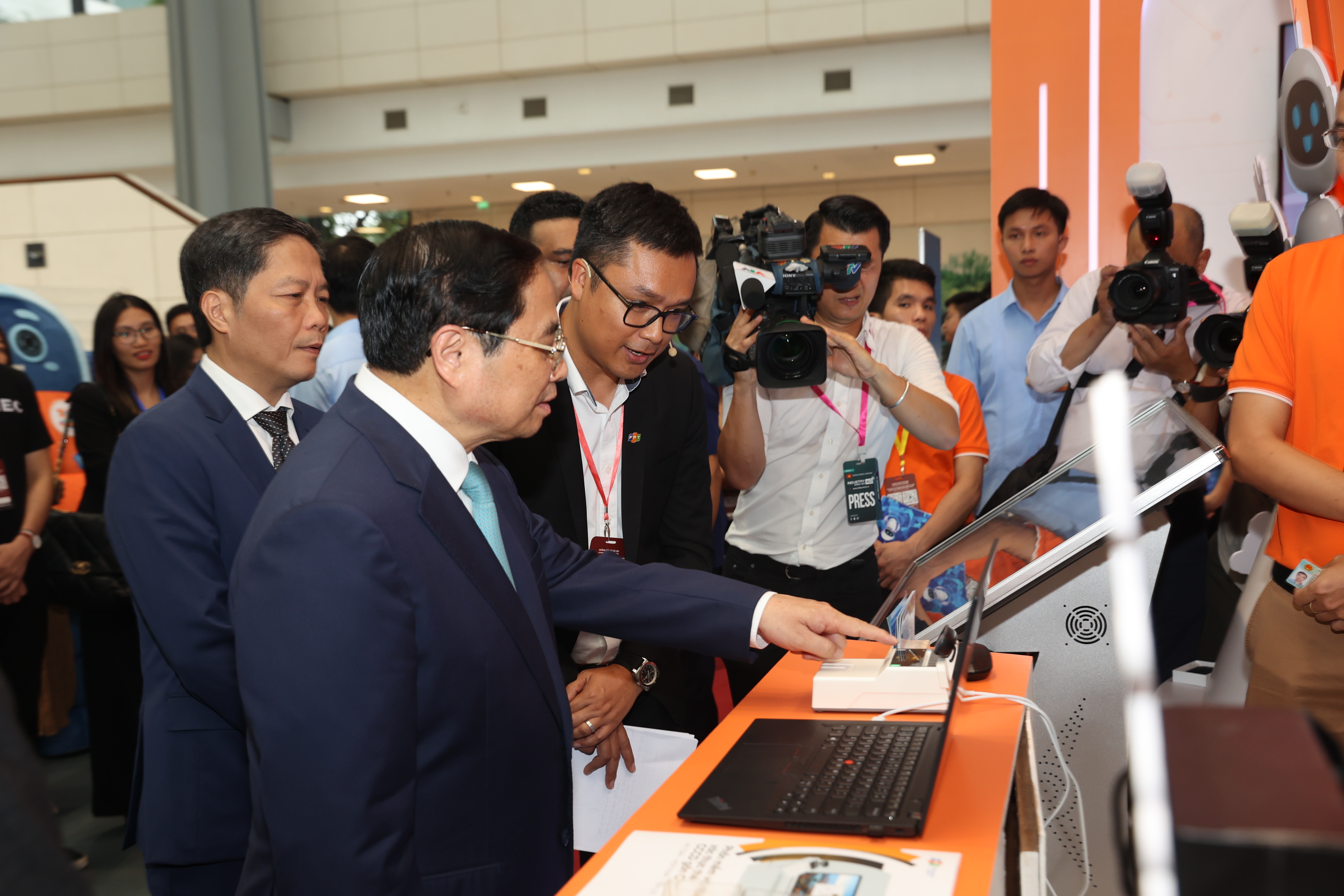 Prime Minister Pham Minh Chinh and Head of the Party Central Committee’s Commission for Economic Affairs Tran Tuan Anh visit the expo held on the sidelines of the Industry 4.0 Summit.