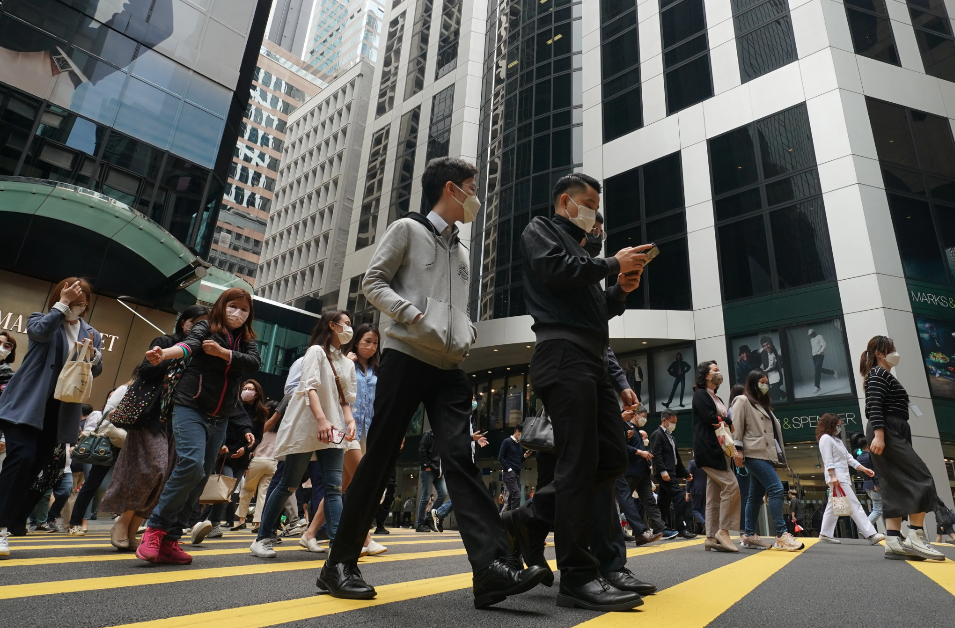 Các biện pháp phòng chống dịch Covid kéo dài thời gian qua cũng là một trong những lý do khiến giới siêu giàu tại Trung Quốc di cư ra nước ngoài - Ảnh: SCMP