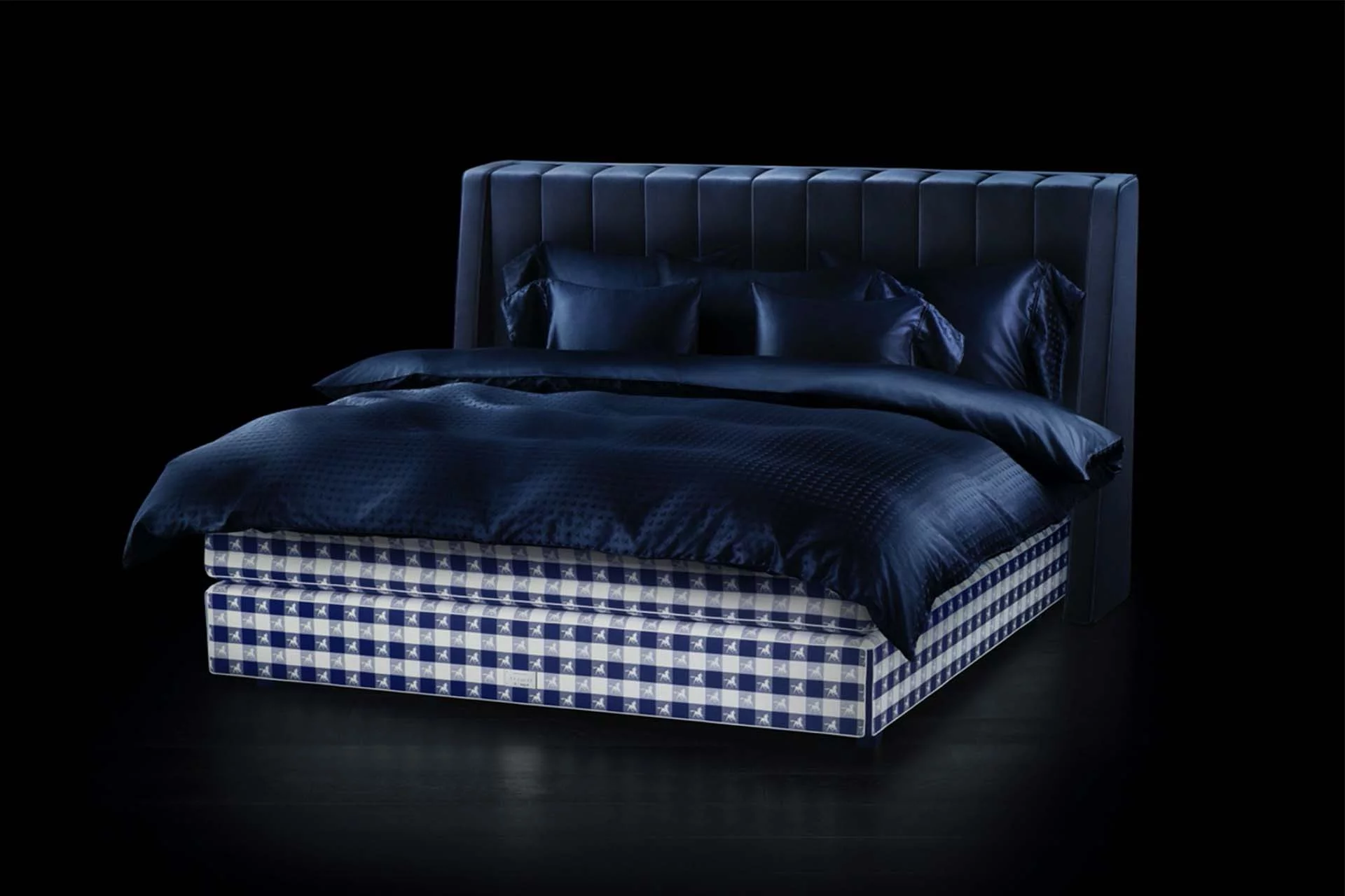 V&agrave; chiếc giường &ldquo;Drēmər&rdquo; được l&agrave;m thủ c&ocirc;ng tỉ mỉ trong hơn 300 giờ đồng hồ.