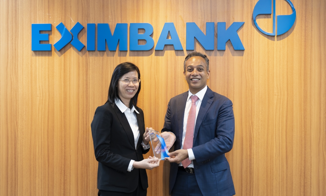 Bà Nguyễn Thị Hồng Phúc - Phó Giám Đốc phụ trách Khối Vận Hành Eximbank tiếp nhận giải thưởng này từ ông Aashish Misha, Giám đốc điều hành của Citibank.