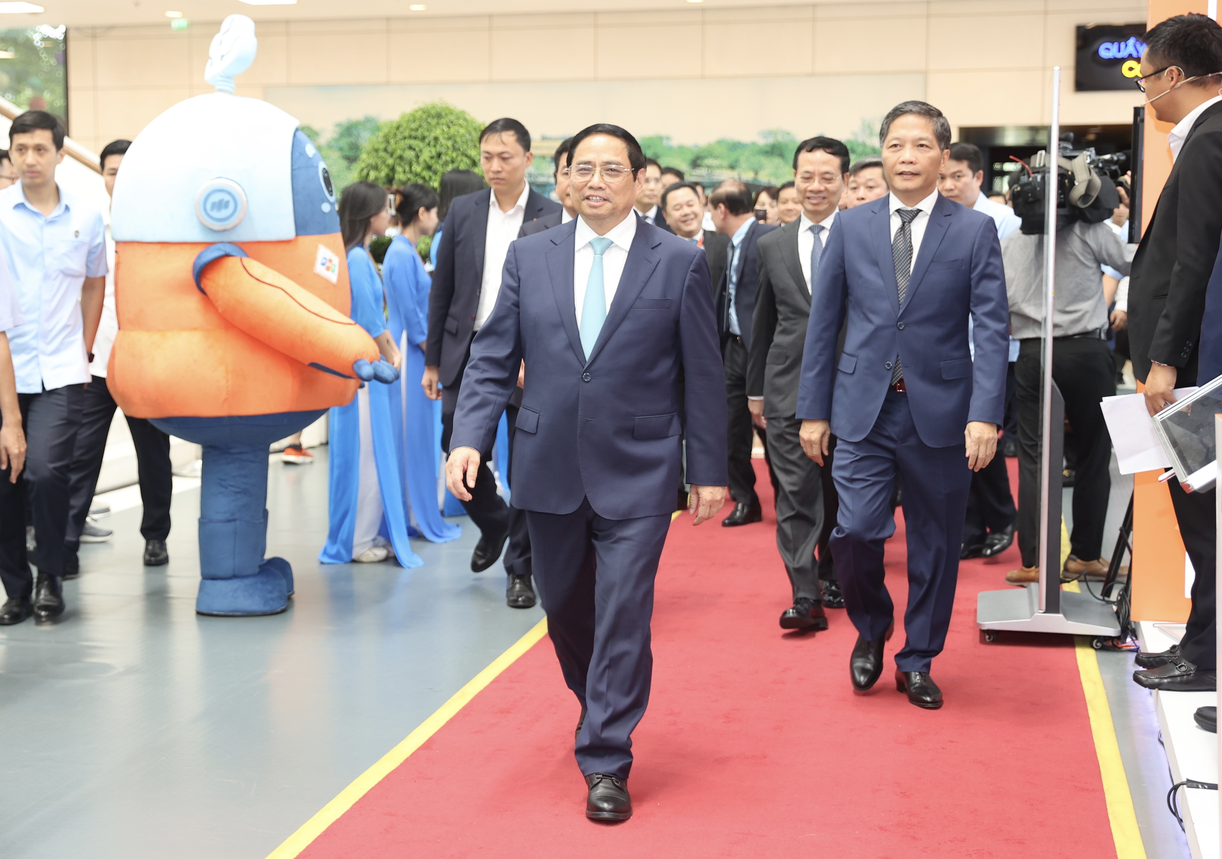 Diễn đàn cấp cao thường niên và Triển lãm quốc tế về công nghiệp 4.0 - Industry 4.0 Summit 2023 - với sự tham dự của nhiều lãnh đạo Đảng và Chính phủ, các chuyên gia trong nước và quốc tế, sẽ thảo luận về những giải pháp nhằm thúc đẩy chuyển đổi số, chuyển đổi xanh và chuyển đổi lao động nhằm nâng cao năng lực sản xuất thông minh, rút ngắn quá trình công nghiệp hóa và hiện đại hóa đất nước... 
